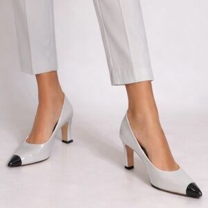 TORGEIS Ivonne Pointed Toe Pumps | Light Grey Patent Cap Toe | Size 8